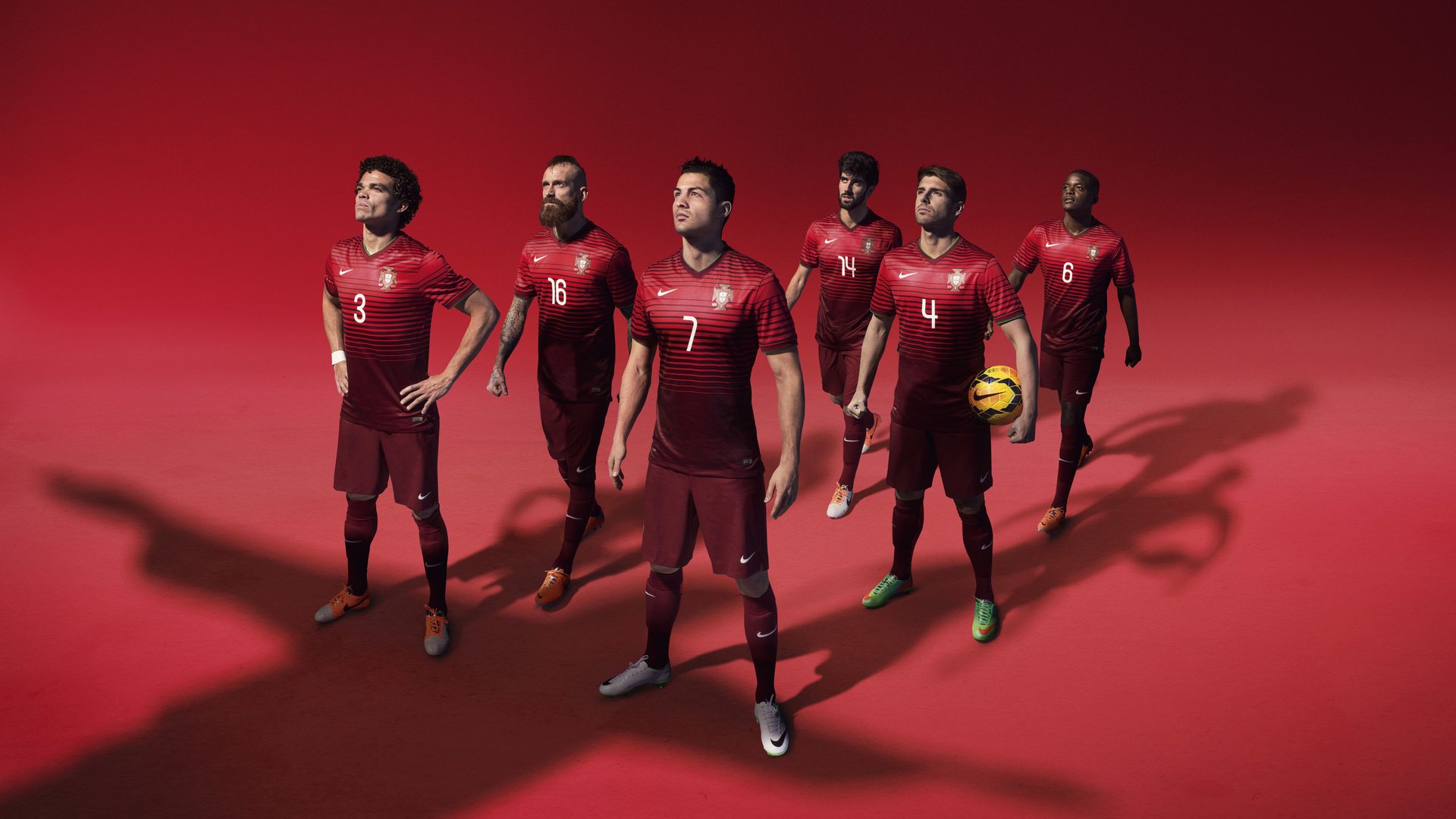 评分拉满与掀翻强敌，足球世界的双重奏鸣